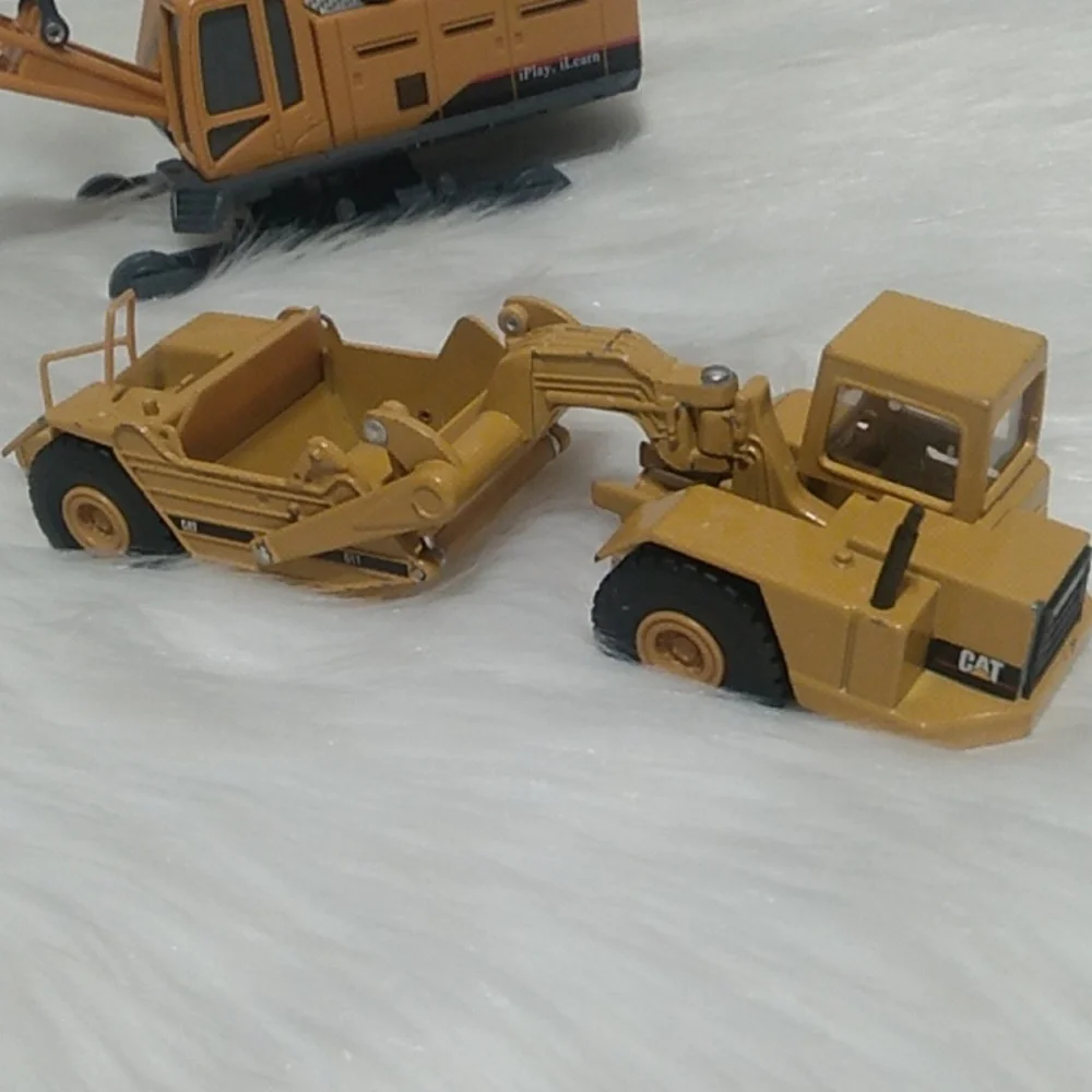 (X-96) CAT Caterpillar 611 Die Cast Scraper & Hard Plastic Crane 02 Bundle